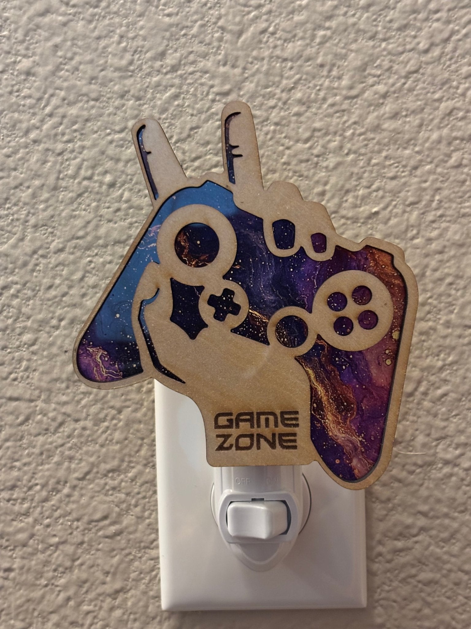 Gamer nightlight with stained glass effect in wood and multicolor acrylic.