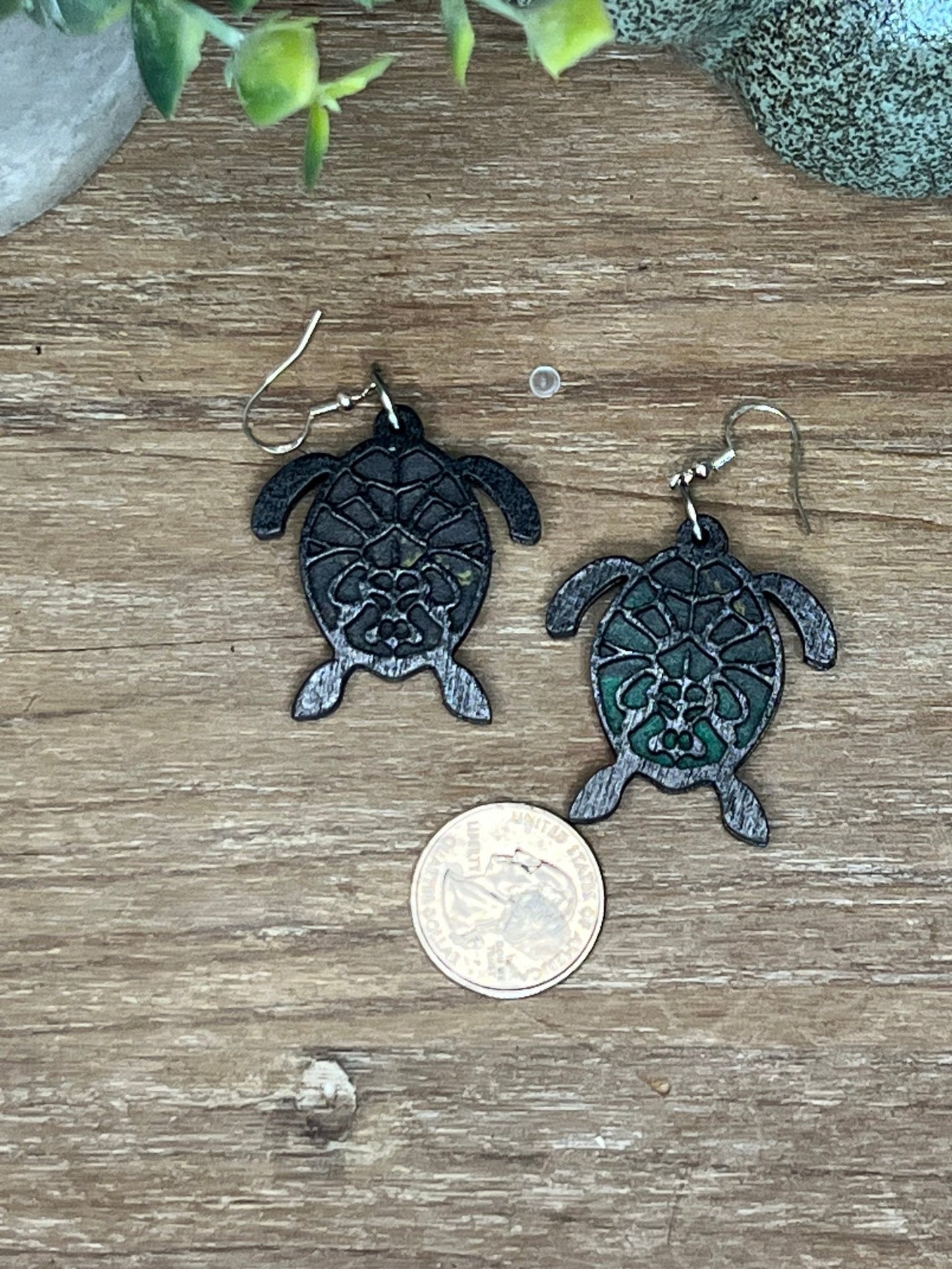 Handmade green and black turtle earrings with stained glass effect, crafted from wood and acrylic.