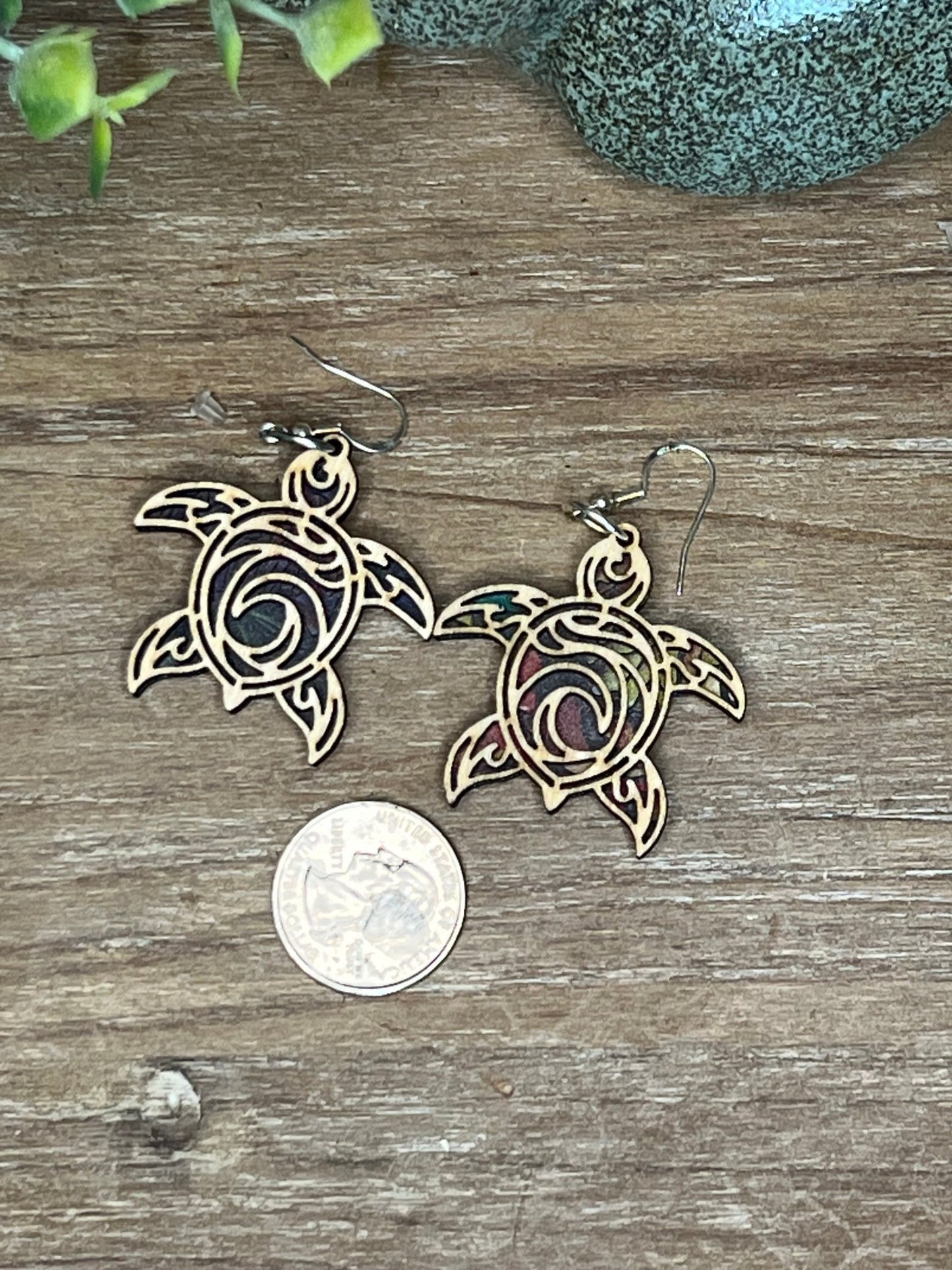 Turtle stained glass effect earrings made of wood and acrylic with a multicolor finish.