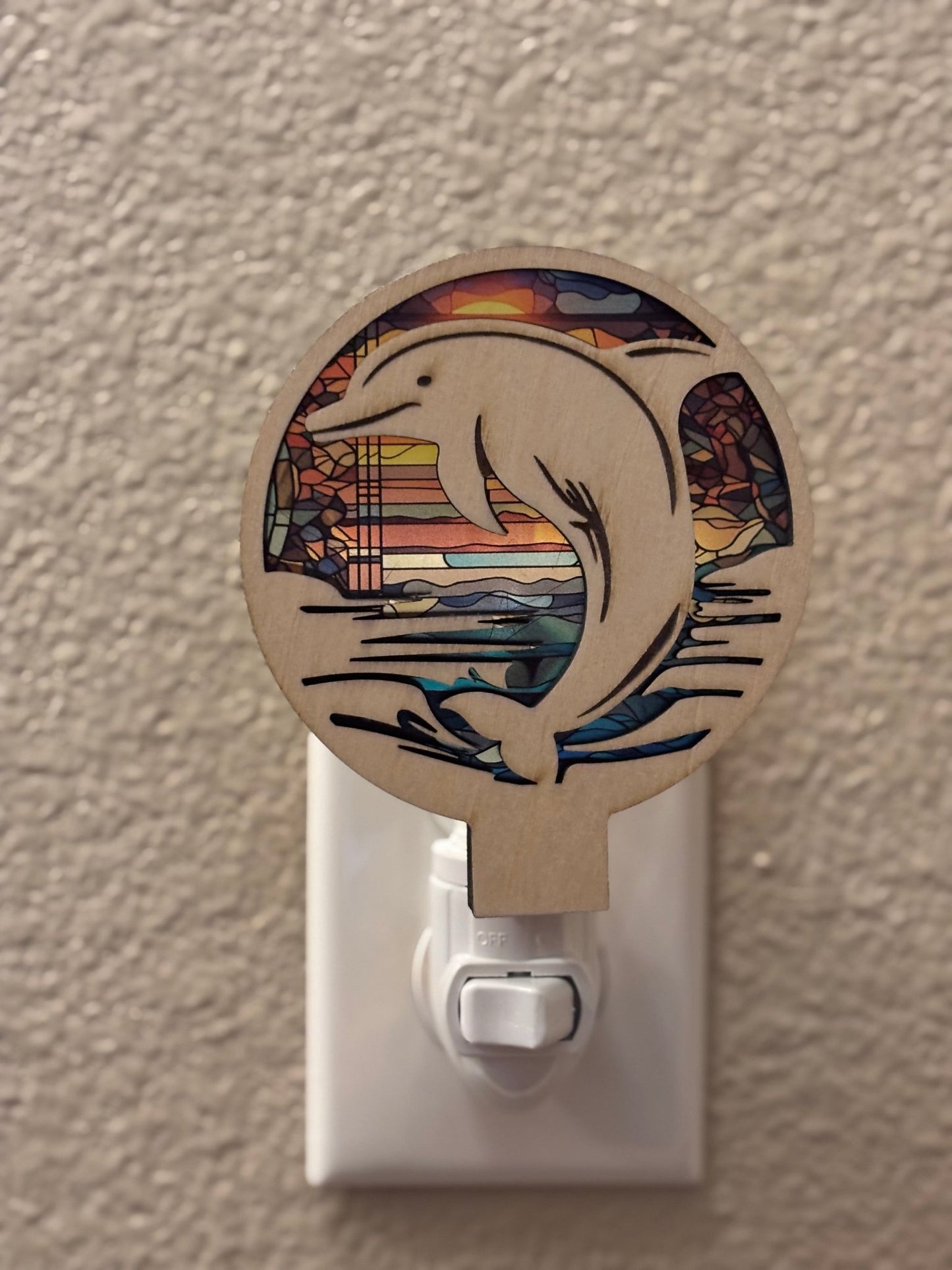 Dolphin nightlight in natural wood and multicolor acrylic, rustic decor with stained glass effect.