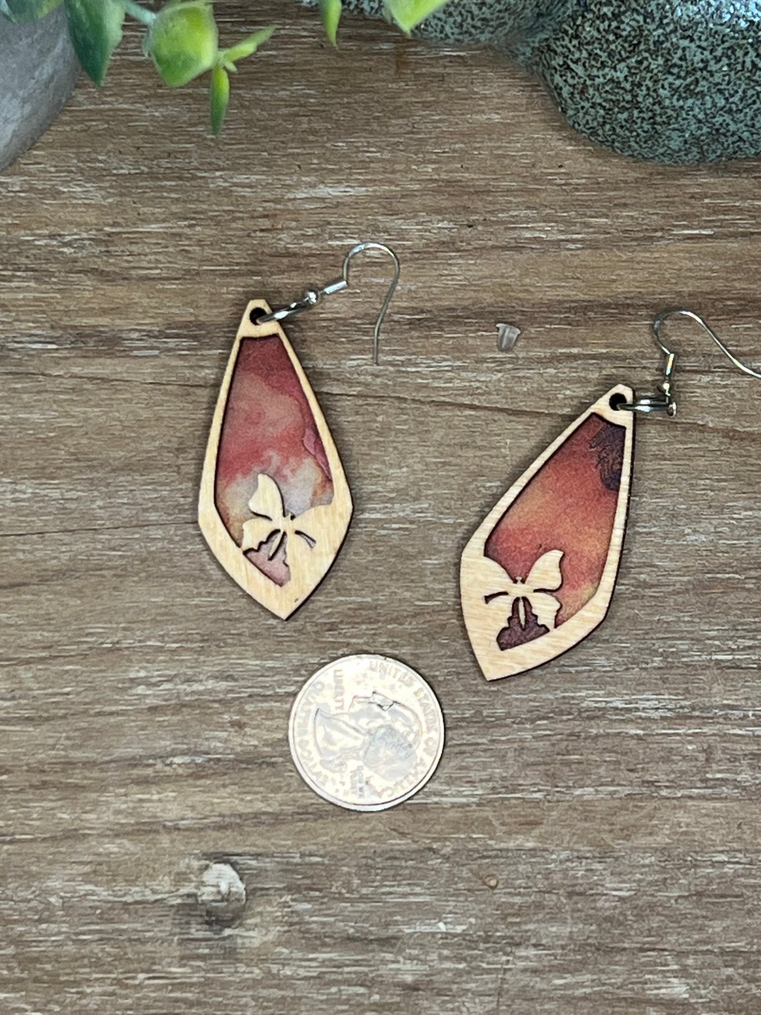 Pink and coral butterfly earrings with stained glass effect, crafted from wood and acrylic.
